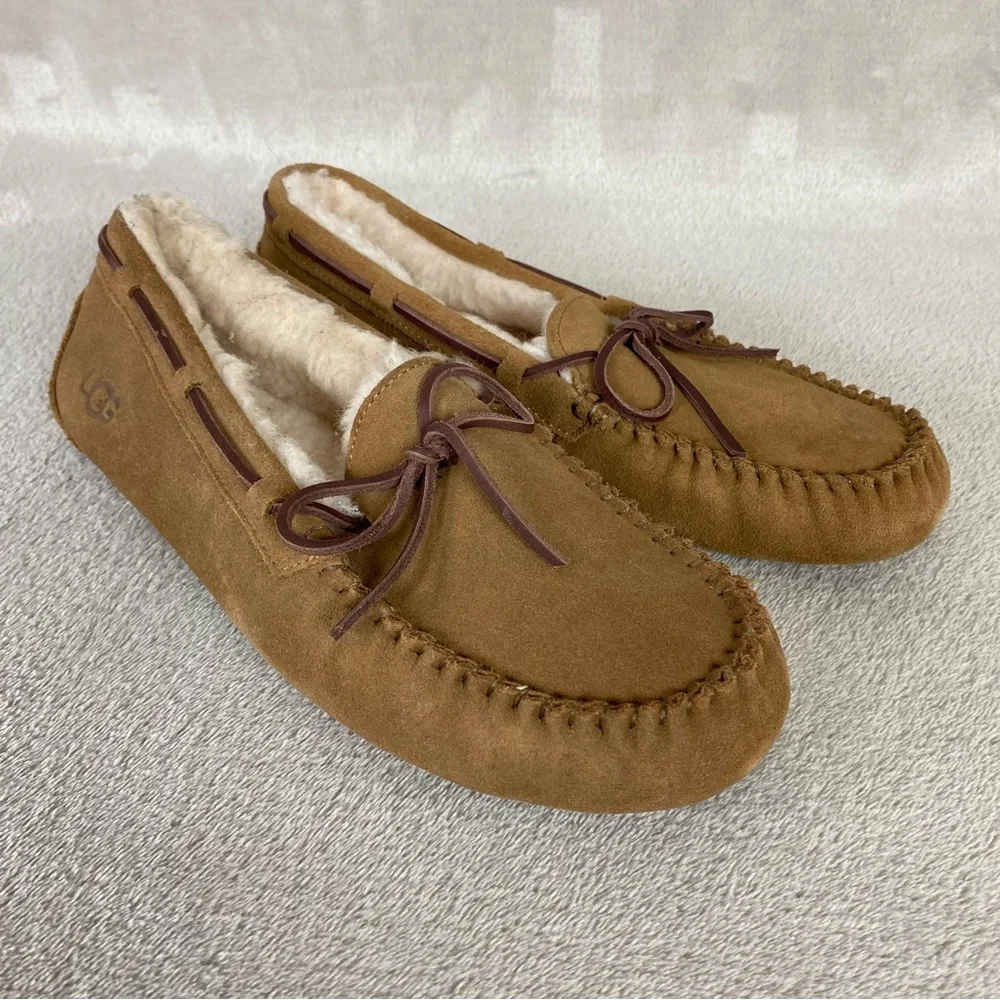 UGG Dakota Women's Moc Slippers Size 10 Chestnut Brown Suede Sheepskin